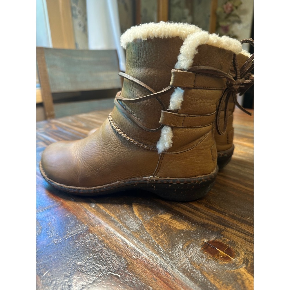 UGG Australia Caspia 1932 Tan Leather Shearling Lined Lace Up Ankle Boots Sz7